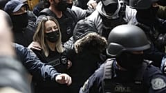 Στην ανακρίτρια οδηγείται συνοδεία ισχυρών αστυνομικών δυνάμεων η κατηγορούμενη Ρούλα Πισπιρίγκου για την δολοφονία της 9χρονης κόρης της Τζωρτζίνας