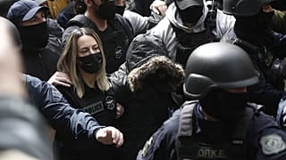 Στην ανακρίτρια οδηγείται συνοδεία ισχυρών αστυνομικών δυνάμεων η κατηγορούμενη Ρούλα Πισπιρίγκου για την δολοφονία της 9χρονης κόρης της Τζωρτζίνας