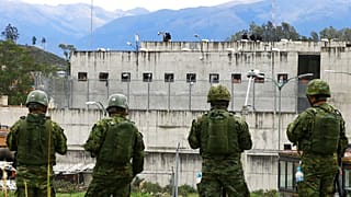 Fuerzas militares desplegadas para retomar el control en la prisión de Turi, en Cuenca, Ecuador.