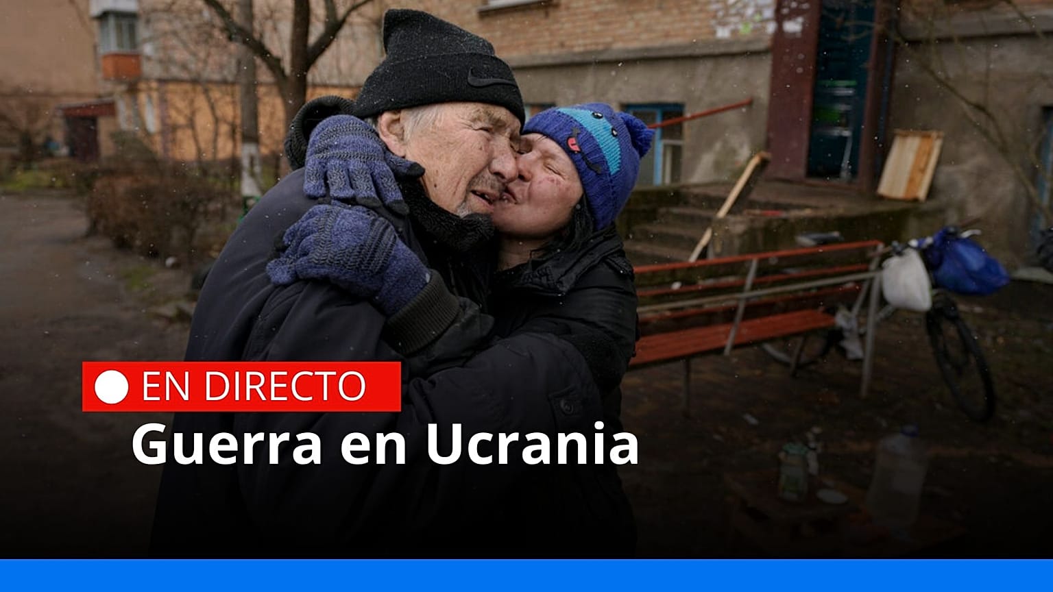 Una pareja cocina en frente de un edificio de apartamentos que no tiene electricidad, agua o gas en Bucha