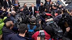 Viktor Orban, umringt von Journalist:innen