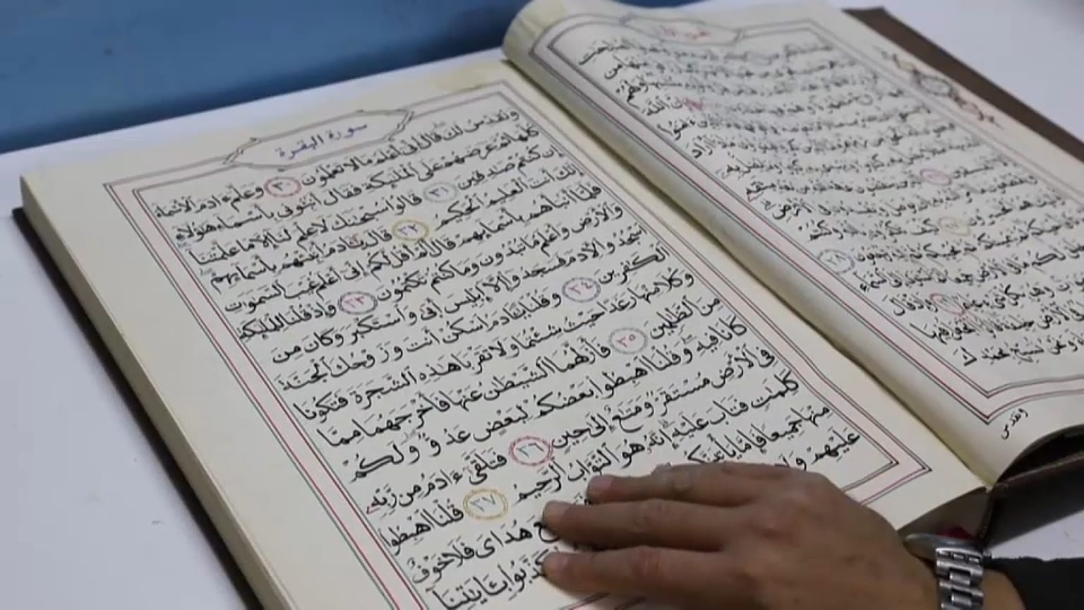 متطوعون في ليبيا يسابقون الزمن لترميم المصاحف مع حلول شهر رمضان