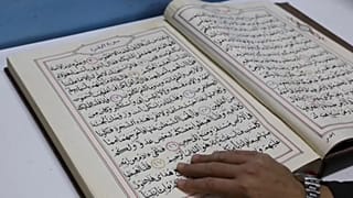 متطوعون في ليبيا يسابقون الزمن لترميم المصاحف مع حلول شهر رمضان