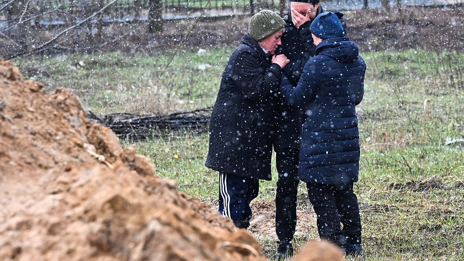 Weinende Familie in Butscha bei Kiew in der Ukraine am 3.4.2022