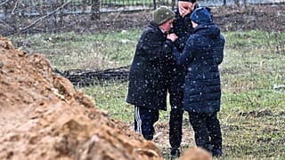 Weinende Familie in Butscha bei Kiew in der Ukraine am 3.4.2022