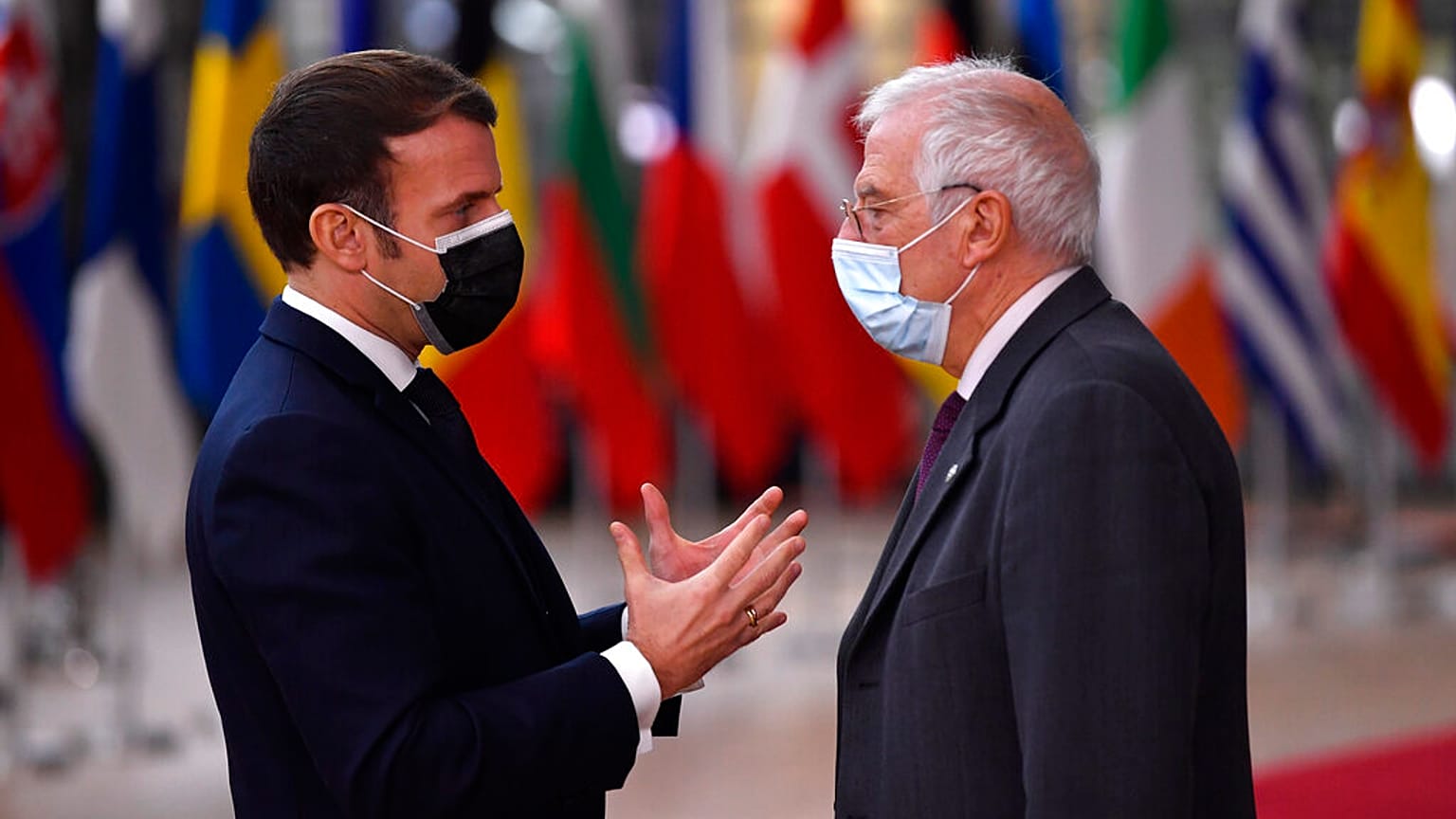 O Γάλλος πρόεδρος Εμανουέλ Μακρόν με τον επικεφαλής της ευρωπαϊκής διπλωματίας Ζοζέπ Μπορέλ