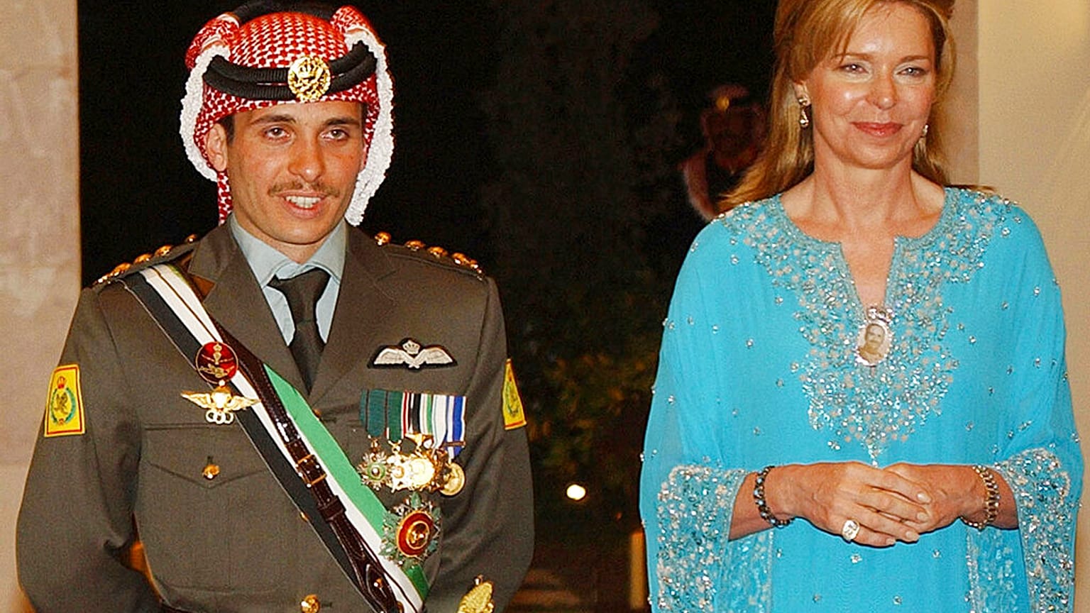  الأمير حمزة مع والدته الملكة نور أثناء حفل زفافه في عمان، الأردن، في 27 مايو 2004