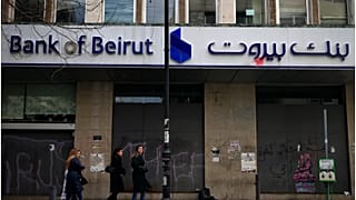 مواطنون يسيرون أمام فرع مغلق لبنك بيروت في العاصمة اللبنانية