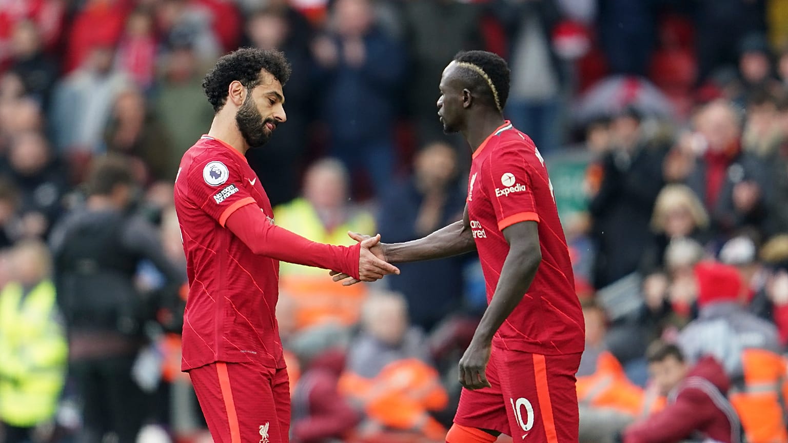 دخول ساديو مانيه بديلا لمحمد صلاح في مباراة ليفربول ضد نادي واتفورد - أرشيف