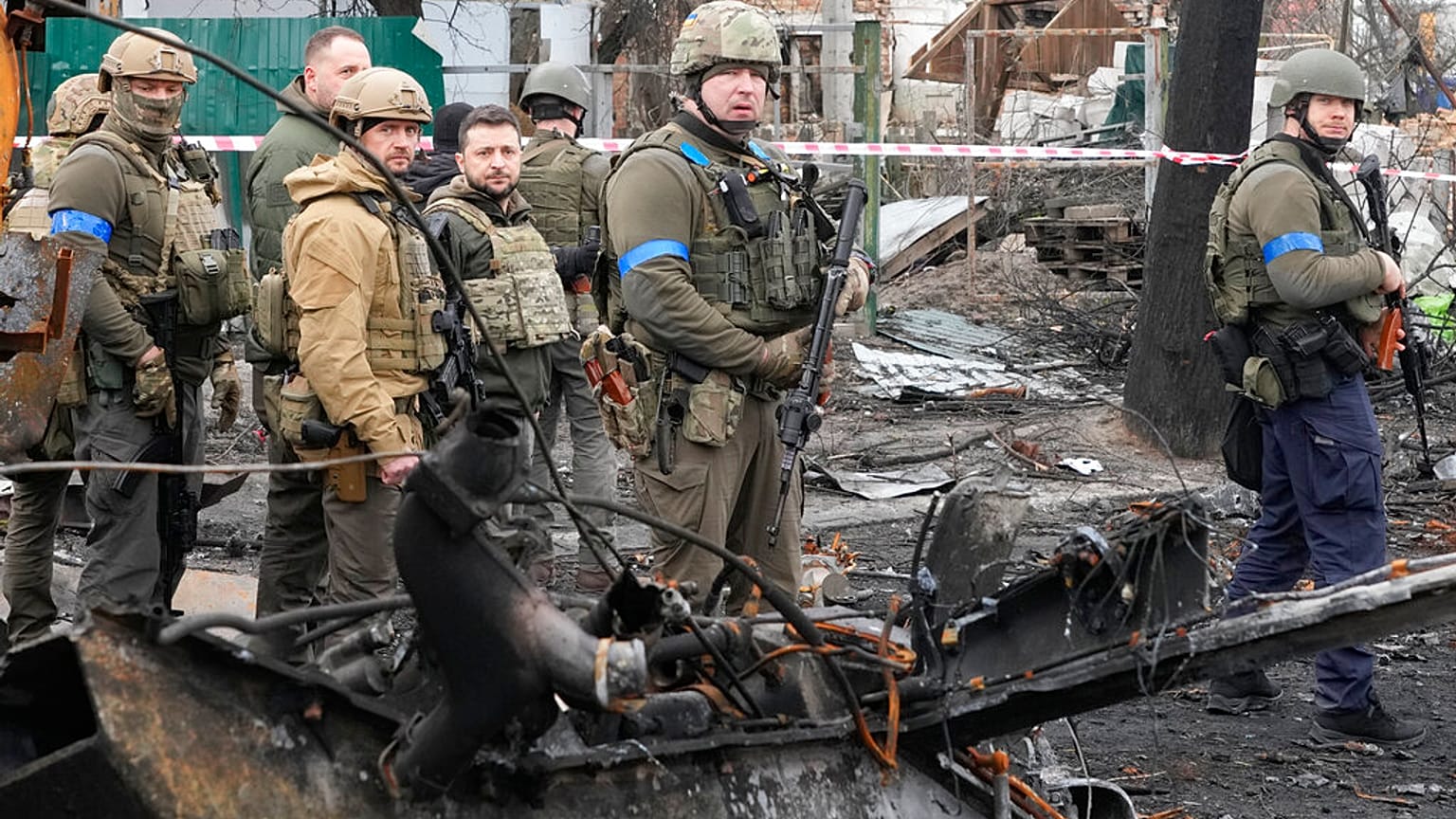 Präsident der Ukraine Wolodymyr Selenskyj in Butscha, wo viele Tote gefunden wurden