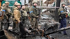 Präsident der Ukraine Wolodymyr Selenskyj in Butscha, wo viele Tote gefunden wurden