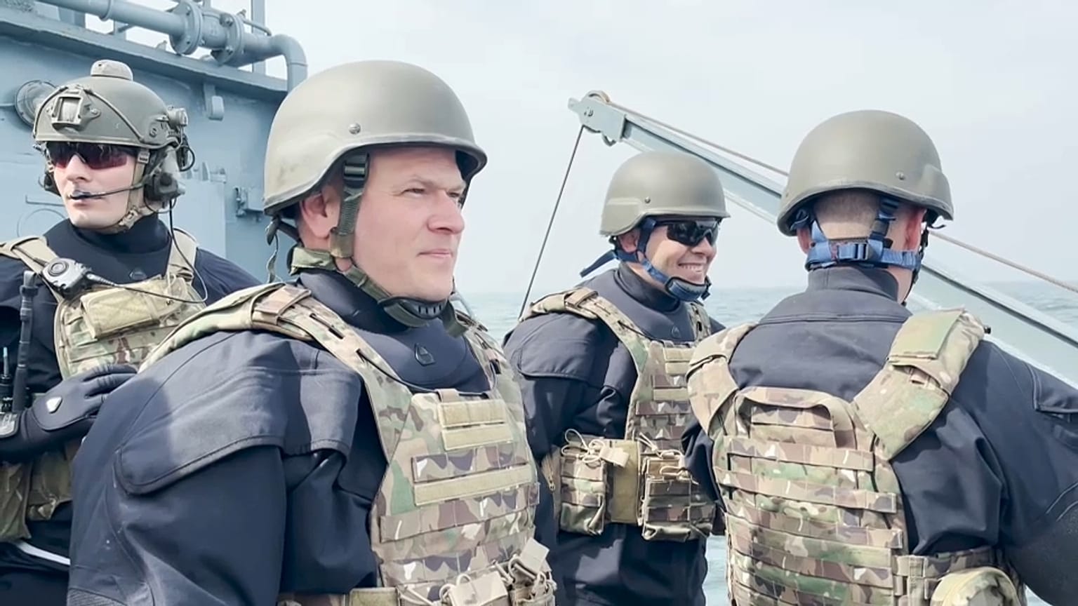 Offiziere der Rumänischen Marine auf einem Schiff