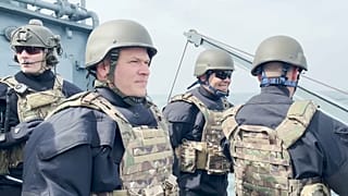 Offiziere der Rumänischen Marine auf einem Schiff