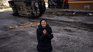 Жительница Бучи оплакивает погибшего мужа.