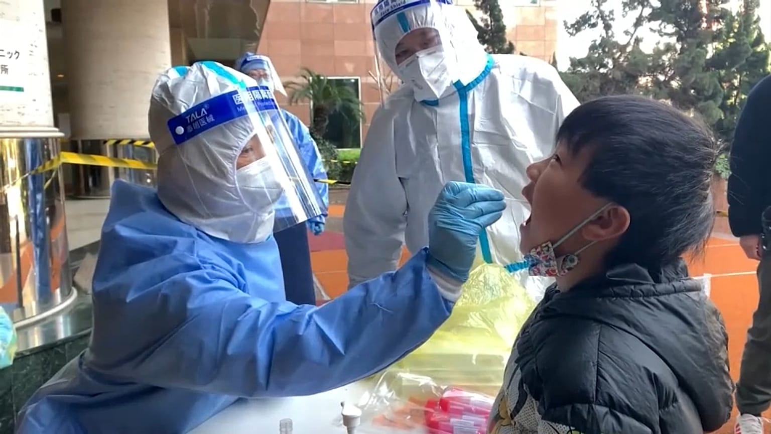 Kind in Shanghai beim Corona-Test