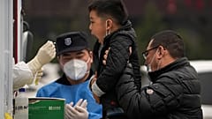 Pic de contaminations à Shanghaï - un enfant se fait tester - le 29 mars 2022