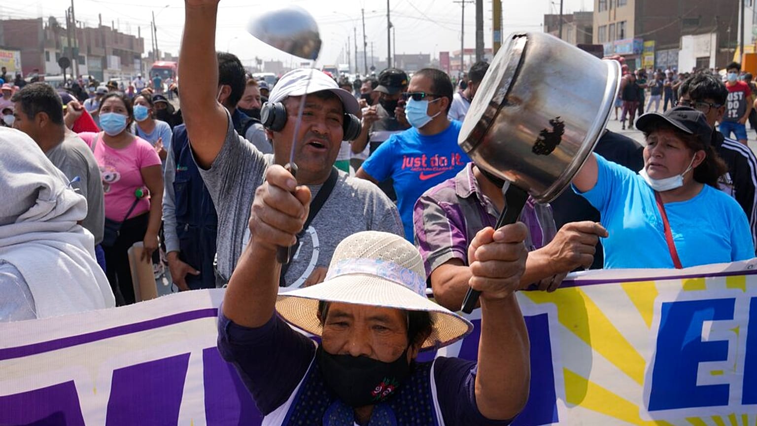 Conductores y residentes protestan en la Carretera Central, en las afueras de Lima (Perú), el 4 de abril de 2022. 