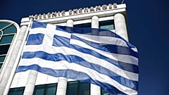 Η ελληνική σημαία κυματίζει έξω από το χρηματιστήριο Αθηνών- εικόνα αρχείου