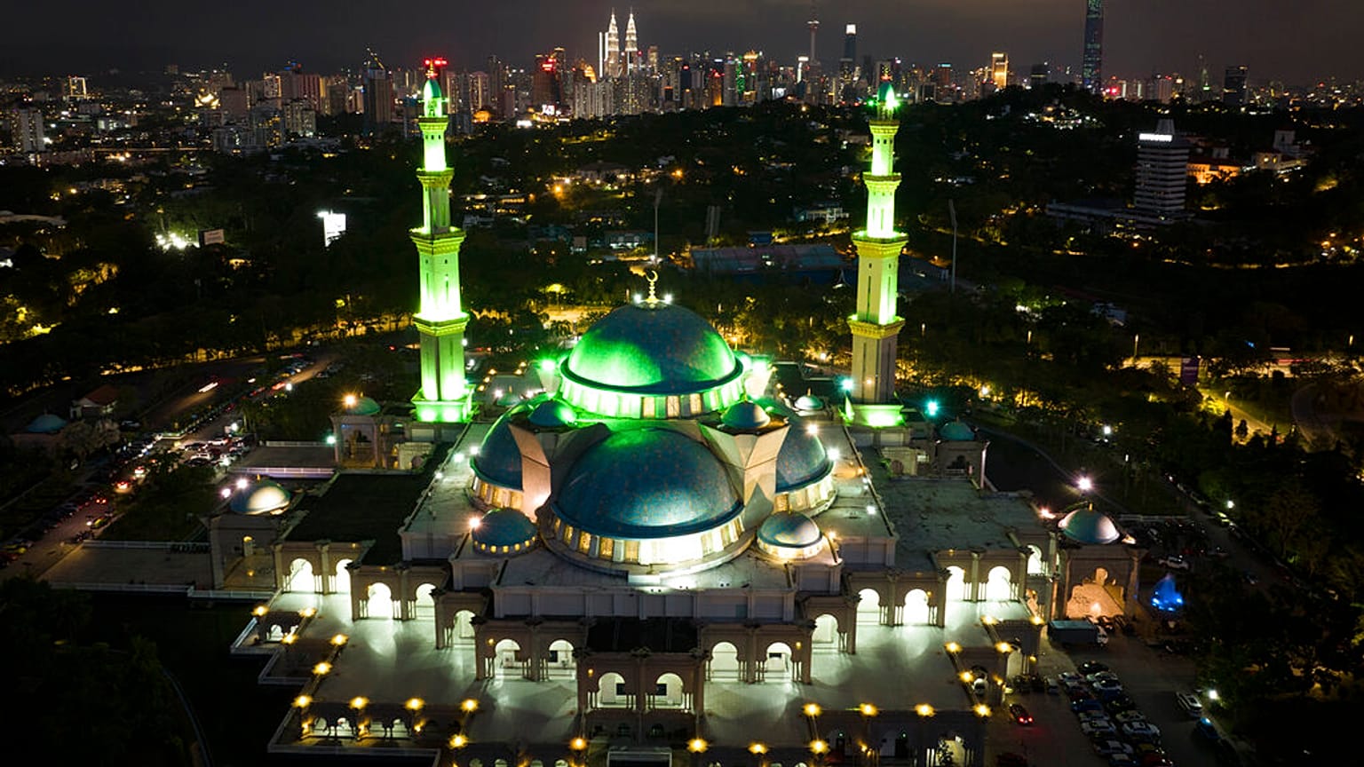 Az iszlám színével, a zölddel világították ki a Wilayah-mecsetet Kuala Lumpurban a ramadán első estéjén 