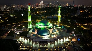 Az iszlám színével, a zölddel világították ki a Wilayah-mecsetet Kuala Lumpurban a ramadán első estéjén 