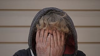 ناتاليا، التي قُتل زوجها وابن أختها على يد القوات الروسية، تبكي أثناء حديقتها في بوتشا، أوكرانيا. الاثنين 4 أبريل-نيسان 2022.