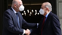 Ο υπουργός Εξωτερικών Νίκος Δένδιας υποδέχεται τον υπουργό Εξωτερικών της Κύπρου Ιωάννη Κασουλίδη στη συνάντηση τους στο Υπουργείο Εξωτερικών