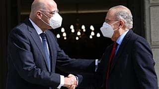 Ο υπουργός Εξωτερικών Νίκος Δένδιας υποδέχεται τον υπουργό Εξωτερικών της Κύπρου Ιωάννη Κασουλίδη στη συνάντηση τους στο Υπουργείο Εξωτερικών