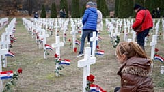 Возложение цветов на мемориальном кладбище жертв Вуковарской резни, ноябрь 2021.