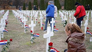 Возложение цветов на мемориальном кладбище жертв Вуковарской резни, ноябрь 2021.