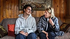 Leo Tolstois Urenkelin Marta Albertini empfängt in Lens in der Südschweiz die ukrainische Geflüchtete Anastasia Scheludko 