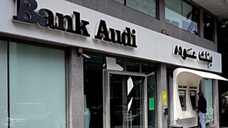 رجل يستخدم ماكينة صراف آلي خارج فرع مغلق لبنك عودة في بيروت، لبنان، الاثنين 21 آذار/ مارس 2022