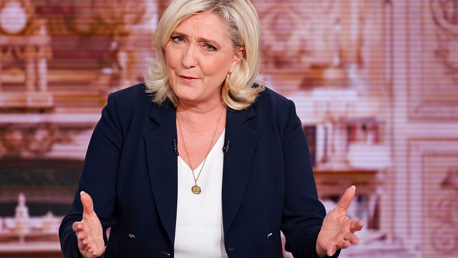 Marine Le Pen ospite di un dibattito televisivo. (6.4.2022)