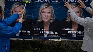 Sympathisanten kleben Wahlplakate der rechtsextremen Präsidentschaftskandidatin Marine Le Pen in Vigneux-De-Bretagne, Westfrankreich (29. März 2022)