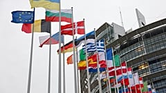 Η σημαία της Ουκρανίας μεταξύ των σημαιών των κρατών μελών της ΕΕ έξω από το κτίριο του Ευρωκοινοβουλίου στο Στρασβούργο 