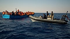 Libya'dan hareketle Avrupa'ya ulaşmaya çalışan çoğunluğunu Afrikalı göçmenlerin oluşturduğu tekneye denizde eşlik eden İngiliz askerler