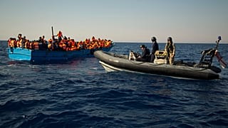 Libya'dan hareketle Avrupa'ya ulaşmaya çalışan çoğunluğunu Afrikalı göçmenlerin oluşturduğu tekneye denizde eşlik eden İngiliz askerler