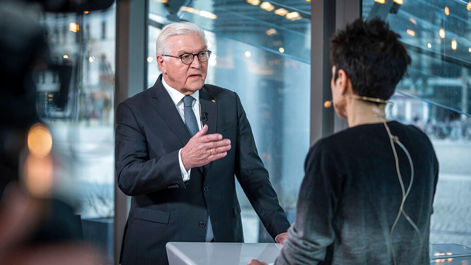 Der deutsche Präsident Frank-Walter Steinmeier im Gespräch mit Dunja Hayali, 05.04.2022