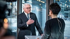 Der deutsche Präsident Frank-Walter Steinmeier im Gespräch mit Dunja Hayali, 05.04.2022