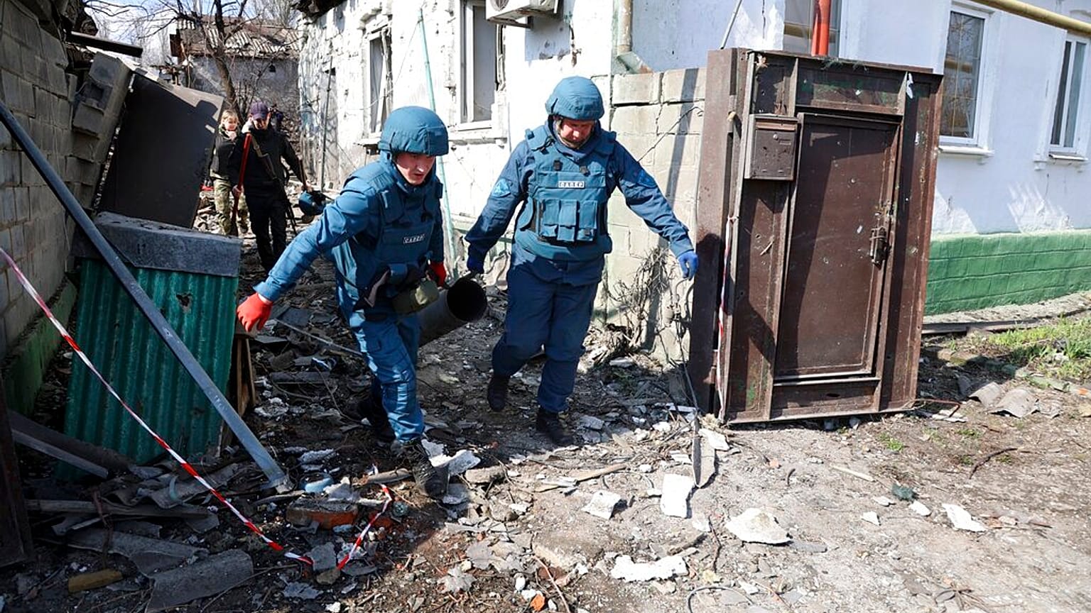 Equipos de emergencia retirar un fragmento de misil de una calle en Donetsk, en territorio en manos de las fuerzas separtistas prorrusas