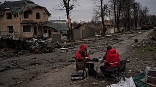Техники пытаются наладить подключение к интернету в Буче