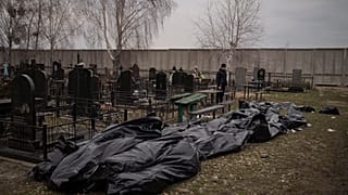 Des dizaines de corps attendent d'être enterrés dans un cimetière à Boutcha, en Ukraine, 5 avril 2022.