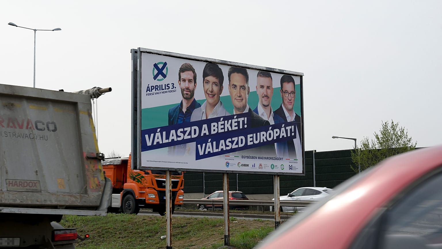 Az ellenzéki összefogás óriásplakátja Budapesten