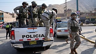 Policías de Fuerzas Especiales llegan a un puesto de control en el distrito de Manchay, en las afueras de Lima, Perú, 5/4/2022