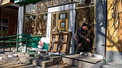 Un homme sort d'une pharmacie endommagée après un bombardement qui a tué neuf civils la veille, à Mykolaïv en Ukraine, mardi 5 avril 2022.