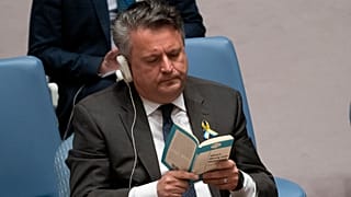 Постпред Украины при ООН Сергей Кислица на заседании Совбеза с книгой "Что не так с дипломатией?"