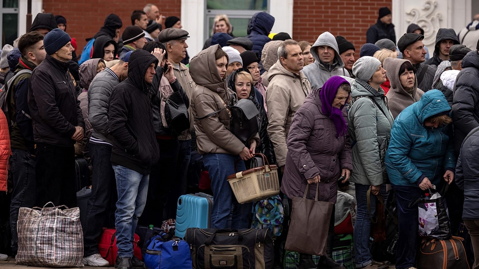 Warten auf die Bahn: Zahlreiche Menschen verlassen Kramatorsk per Zug