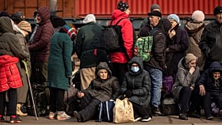 Ucranianos del Donbás esperando para coger un tren.