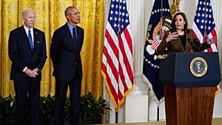 Barack Obama und Joe Biden lauschen einer Rede von Kamala Harris