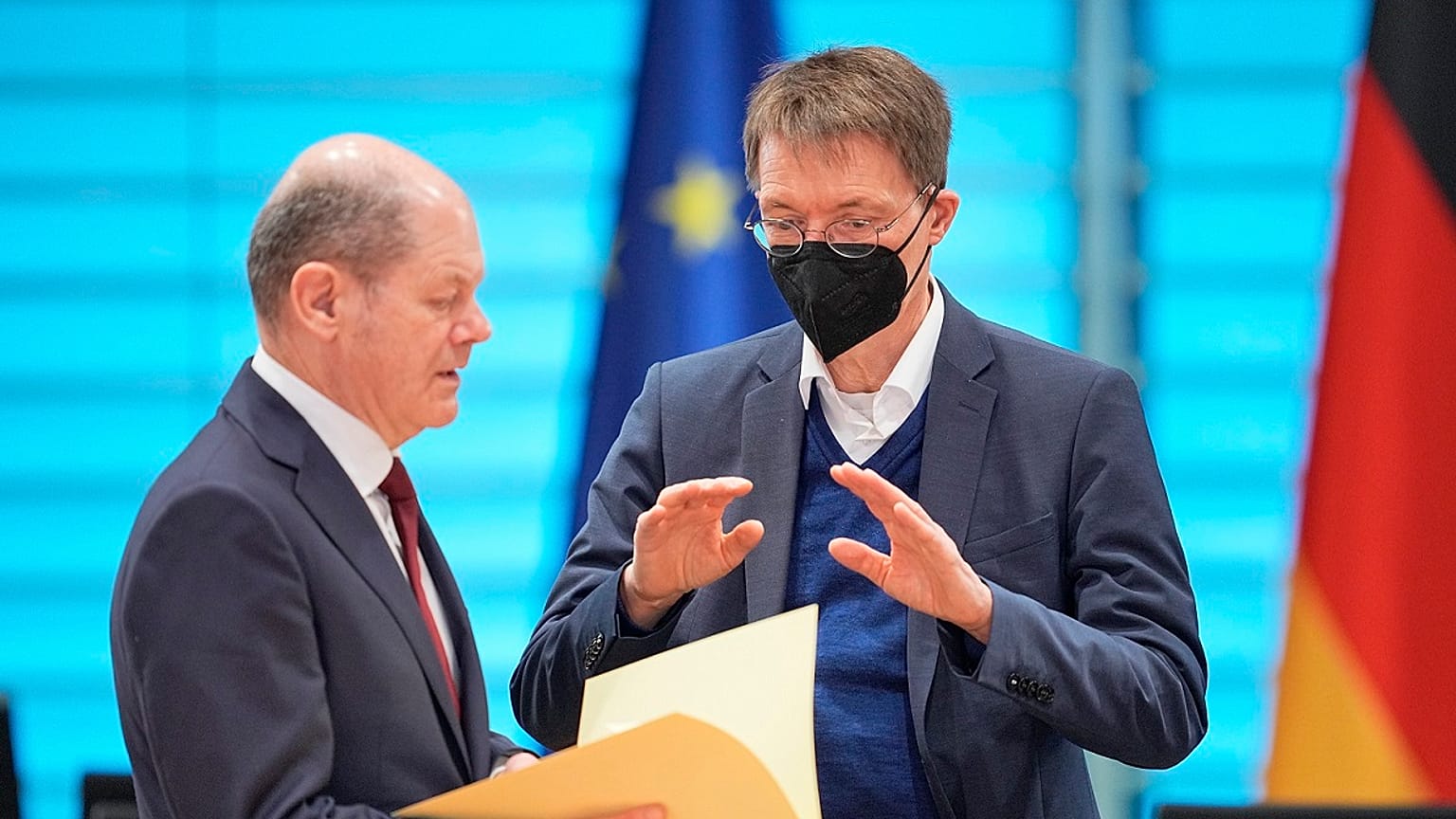 Der deutsche Gesundheitsminister Karl Lauterbach (rechts im Bild) mit Bundeskanzler Olaf Scholz (Aufnahme vom 16. März 2022)