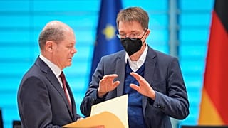 Der deutsche Gesundheitsminister Karl Lauterbach (rechts im Bild) mit Bundeskanzler Olaf Scholz (Aufnahme vom 16. März 2022)